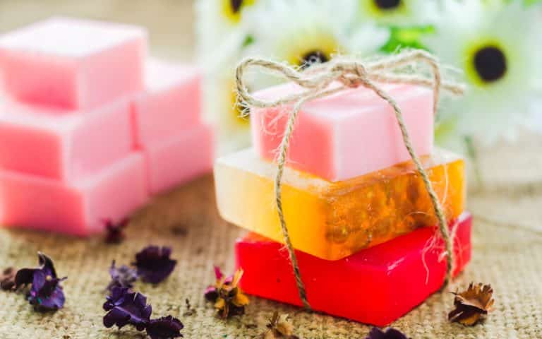 Une bonne douche avec des savons bios fait maison