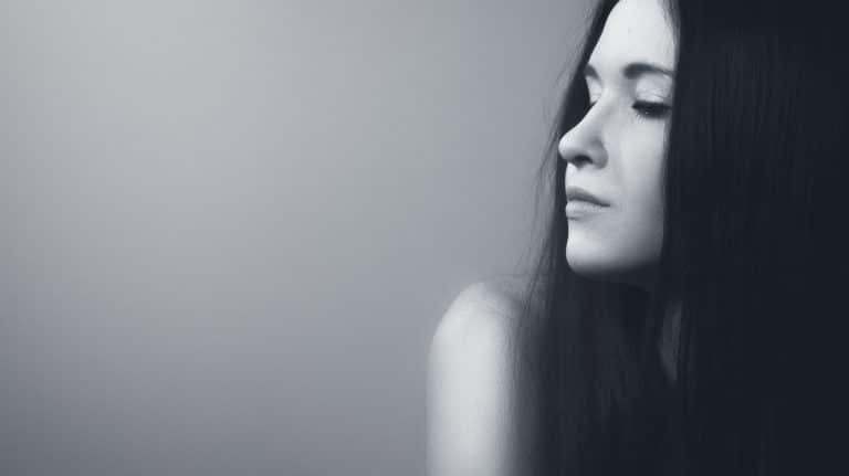 Comment retarder l’apparition des cheveux gris ?
