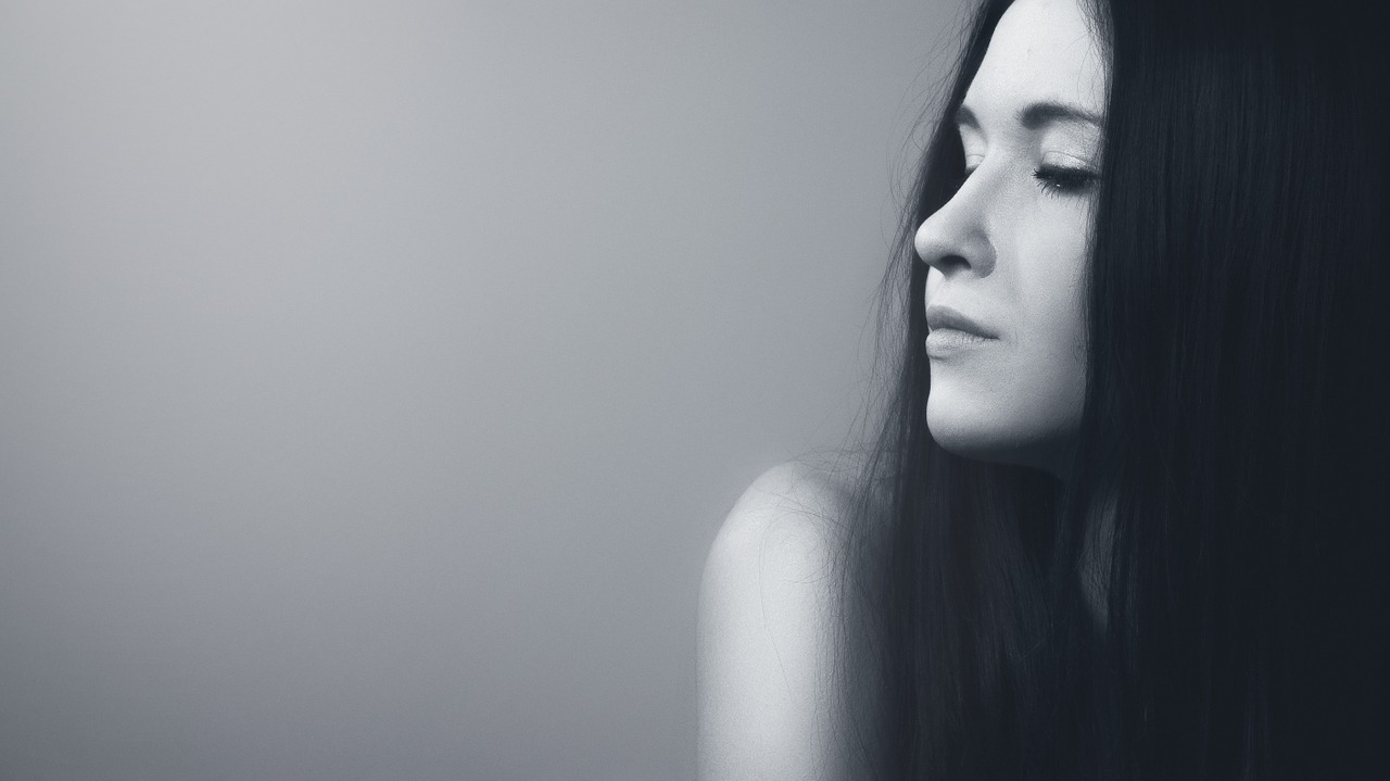 Comment retarder l’apparition des cheveux gris ?