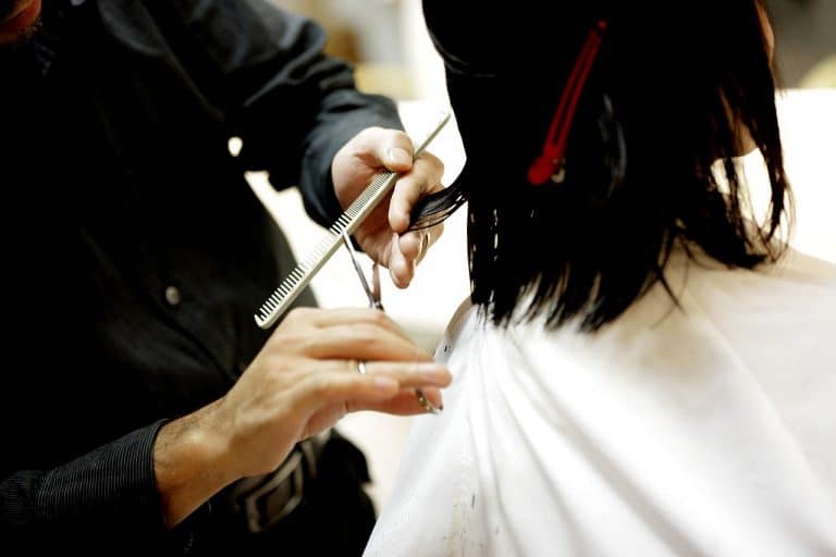 Une coupe de cheveux mi-longue avec parties latérales pour 2022