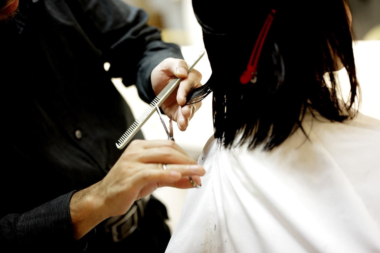 Une coupe de cheveux mi-longue avec parties latérales pour 2022