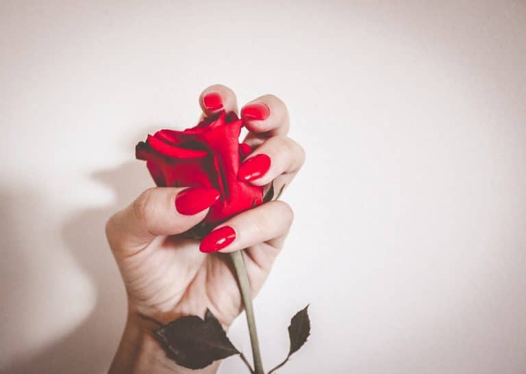 Que choisir, pointes d&rsquo;ongles ou plutôt extensions complètes ?