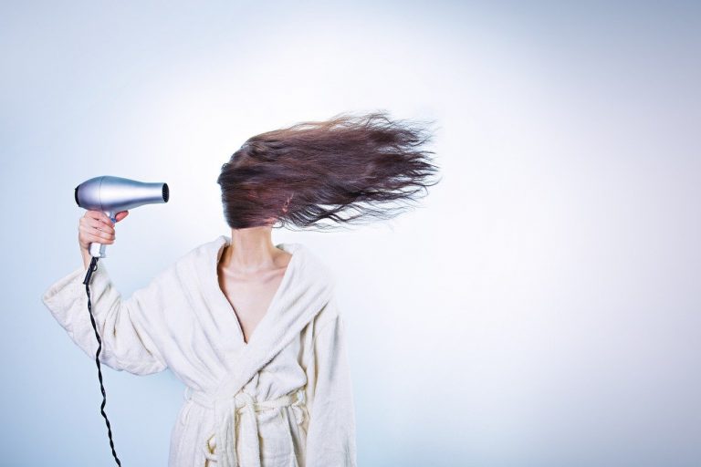 Quelles sont les causes des cheveux secs et cassants et comment les traiter ?